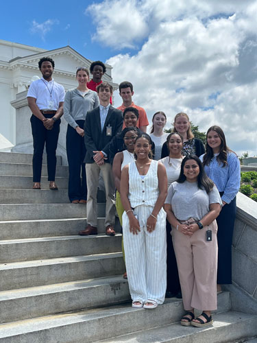 一群学生站在国会大厦的台阶上