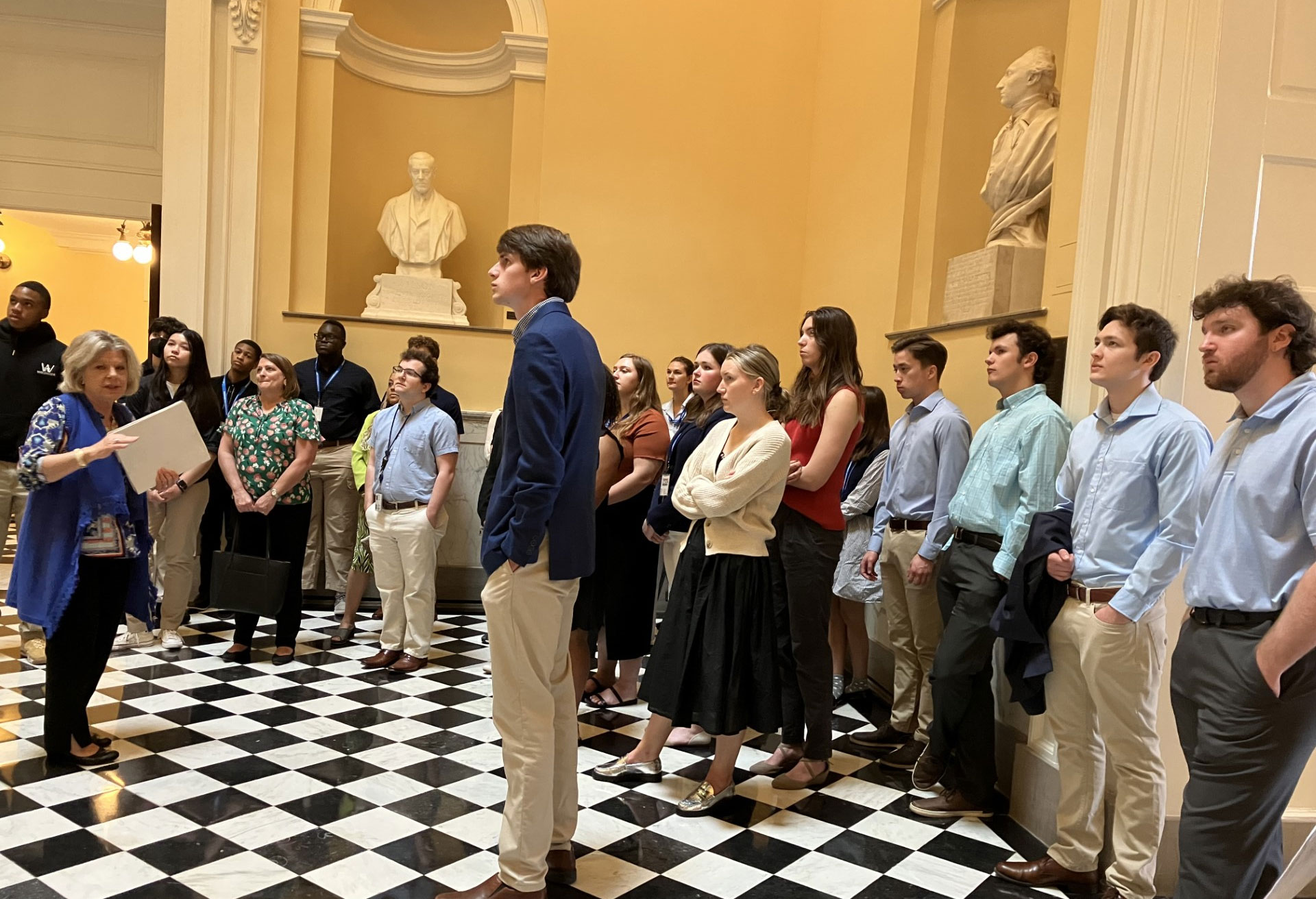 一群人站在雕像前