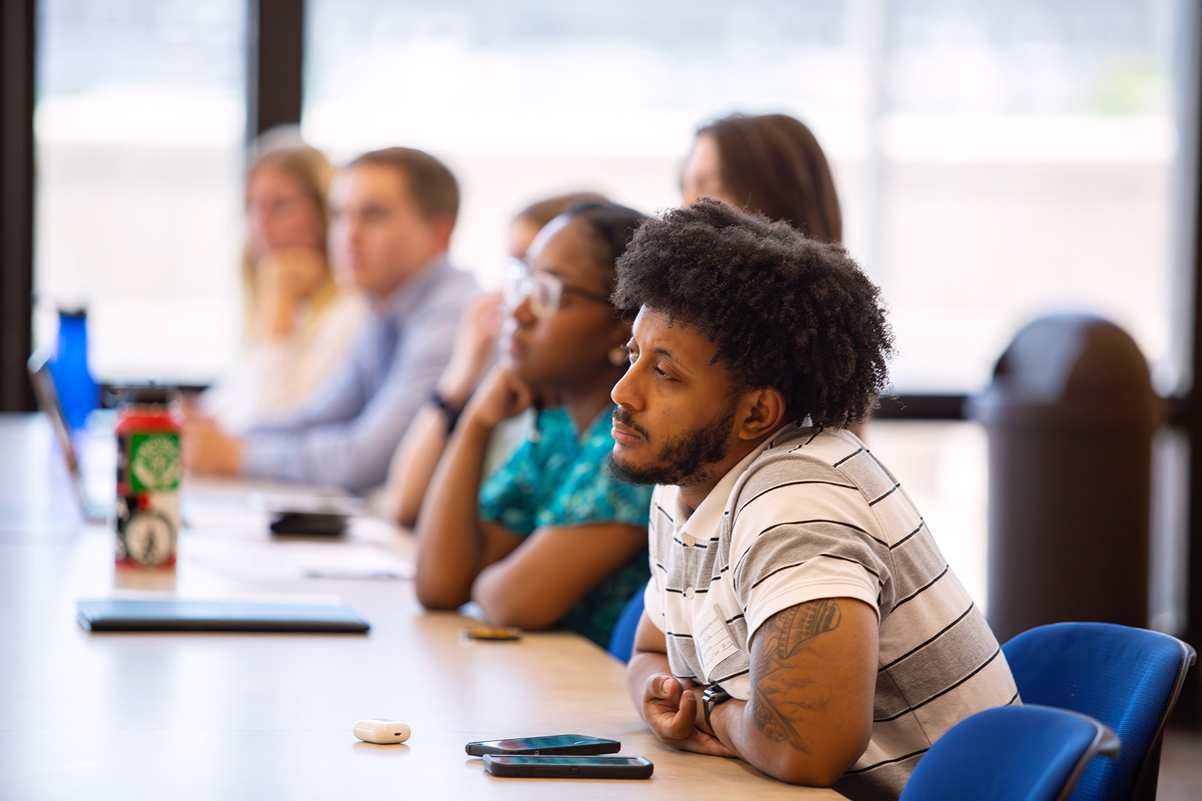 一群人坐在一张桌子旁