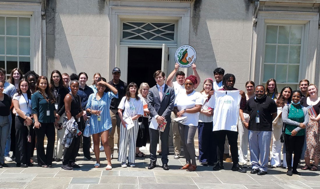 一群人站在大楼前