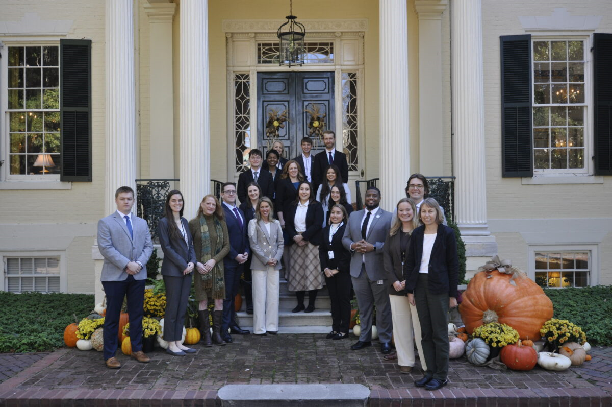 一群人在大楼前